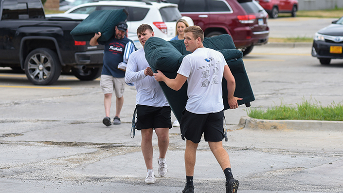 Students at move-in weekend